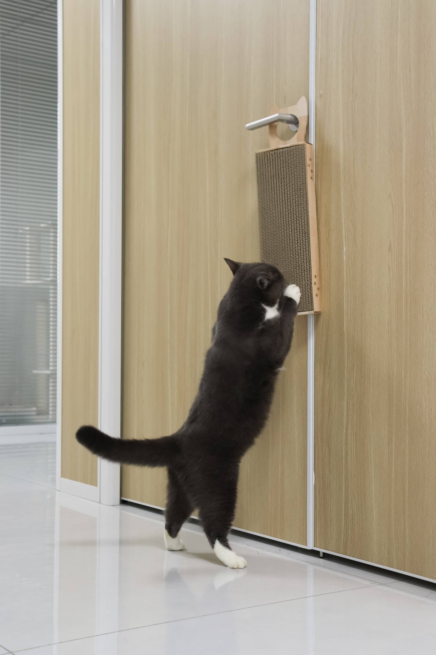 Hang & Scratch Doorknob Scratcher (Oak)